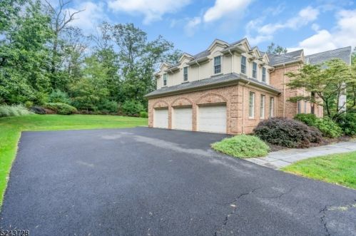 2 Caruso Ct, Bridgewater NJ 08807-2149 exterior