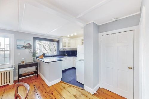 23 Baptist St, Middletown RI 02840-2520 exterior