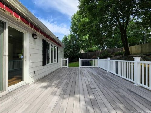 7 Dowling Dr, Ridgefield CT  06877-2536 exterior