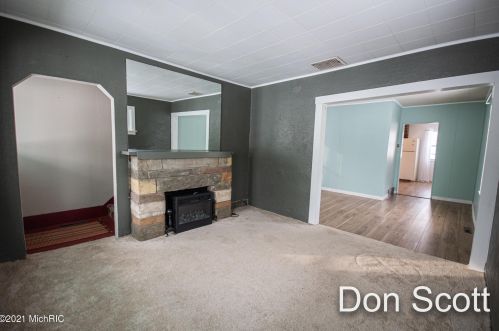 816 Spring St, Sylvan Beach MI 49461-1071 exterior