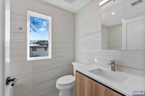 152 Morningside Ln, Palisades Park NJ 07650-1918 exterior