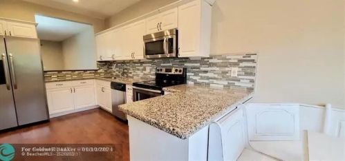 6823 Via Regina, Boca Raton FL 33433-3956 exterior