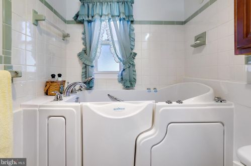 12722 Holdridge Rd, Silver Spring MD 20906-3830 exterior