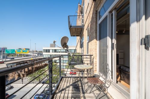 417 Jefferson St, Chicago IL  60654-0039 exterior