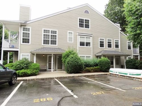 1033 Castle Rd, Mahwah NJ  07430-3256 exterior