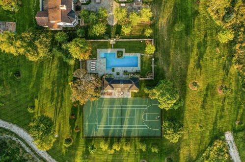 9303 Vly Hl Rd, Milwaukee WI 53217-1039 exterior