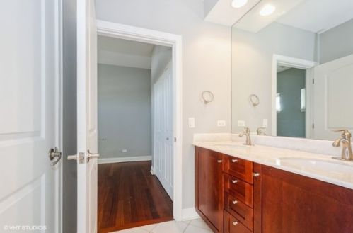 2224 Touhy Ave, Chicago IL 60645-3412 exterior