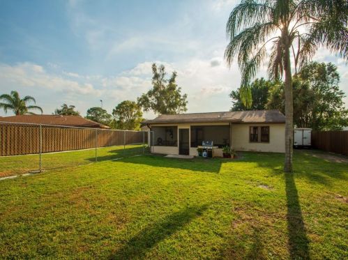 2096 Hideaway Cir, Fort Pierce FL 34952-4802 exterior