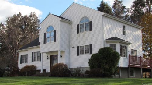 9 Harvard Dr, Poughkeepsie NY 12603-1159 exterior