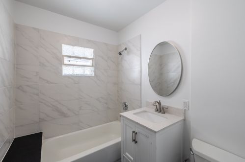 8542 Oglesby Ave, Chicago IL 60617-5251 exterior