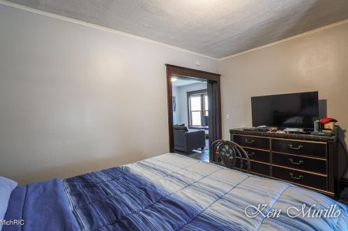 1556 Queen Ave, Grand Rapids MI 49505-4959 exterior