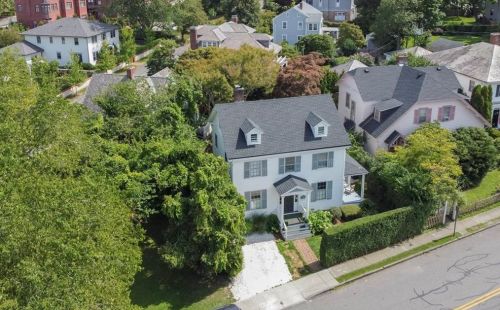 81 Kay St, Middletown, RI 02840-2844