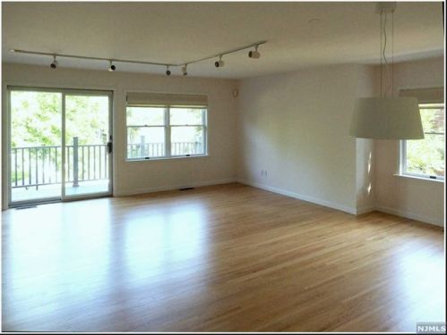 469 Undercliff Ave, Edgewater NJ  07020-1282 exterior