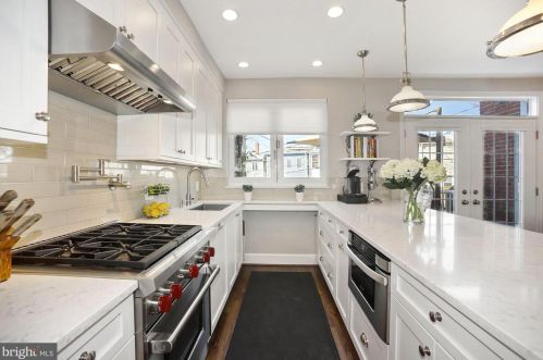 2334 Huidekoper Pl, Washington DC 20007-1827 exterior