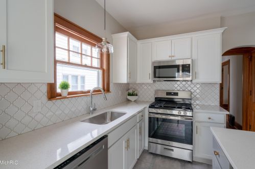 146 Travis St, Grand Rapids MI 49505-4638 exterior