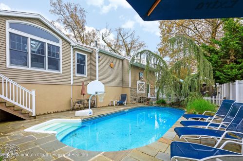 2215 Middle Ave, Point Pleasant Beach NJ 08742-5138 exterior