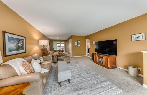 7535 Seneca Rd, Milwaukee WI 53217-3142 exterior