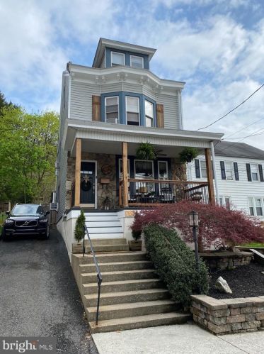 2047 Mahantongo St, Primrose, PA 17901-3109