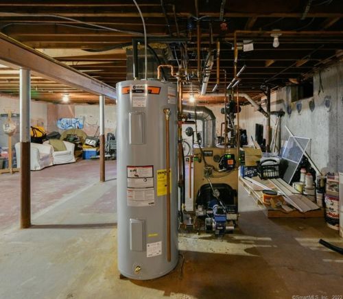 33 Edgewood Dr, Torrington CT 06790-5824 exterior