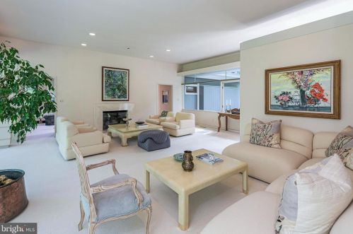 24 Brookstone Dr, Princeton NJ 08540-2402 exterior