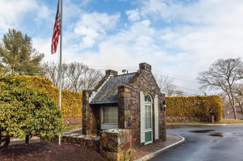 6 Nipmuc Trl, Providence, RI 02904-3151