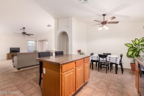 2425 Calle Sierra Del Manantial, Tucson AZ 85706-5052 exterior