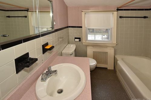 1052 Plymouth St, Windsor CT 06095-3653 exterior