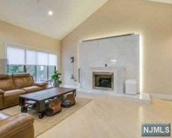 11 Lawrence Ct, Teaneck NJ 07666-6489 exterior