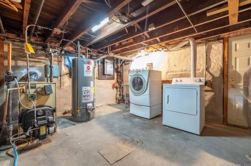 3 St, Windsor Locks CT 06096-1357 exterior