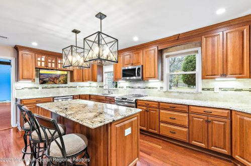 130 Sherwood Dr, East Freehold, NJ 07728-1328