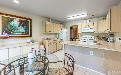 133 Coppertree Ct, Edison NJ 08820-4055 exterior