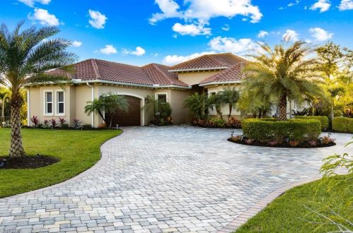 915 16 St, Naples FL 34117-9428 exterior
