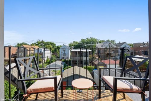 1321 Nelson St, Chicago IL 60657-3103 exterior