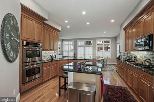 720 Bracey Ln, Alexandria VA  22314-6245 exterior