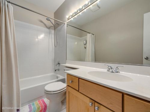 1009 Kingsbury St, Chicago IL 60610-3772 exterior