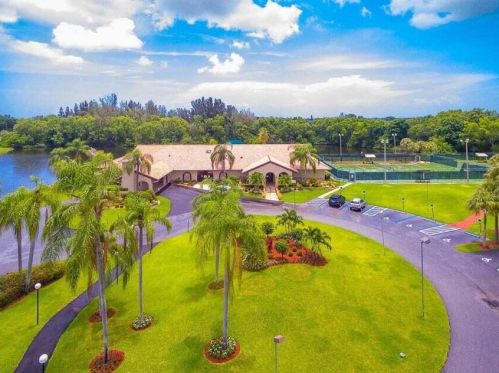 5655 Parkwalk Cir, Boynton Beach FL 33472-2314 exterior