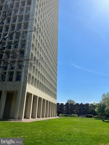 210 Locust St, Philadelphia PA 19106-3945 exterior