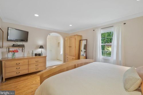 2105 Rampart Dr, Alexandria VA 22308-1537 exterior