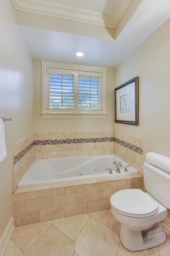 700 Barry Ave, Chicago IL  60657-4587 exterior