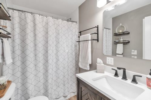 8125 Lk Wood Dr, Kalamazoo MI 49002-4338 exterior