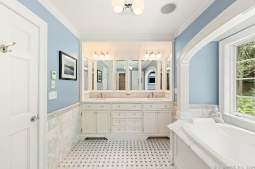 38 Pequot Trl, Westport CT 06880-2930 exterior