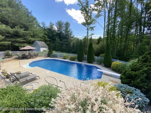 14 Burdge Dr, Middletown NJ 07748-1860 exterior