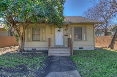 303 38th St, Austin TX  78705-1421 exterior