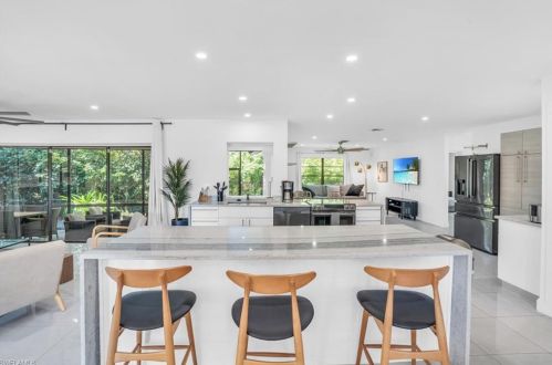 155 Old Tamiami Trl, Naples FL 34110-1170 exterior