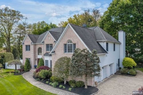 16 Concord Ct, Mahwah, NJ 07430-1419