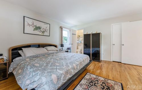 1 Charles Ct, Edison NJ 08820-2818 exterior