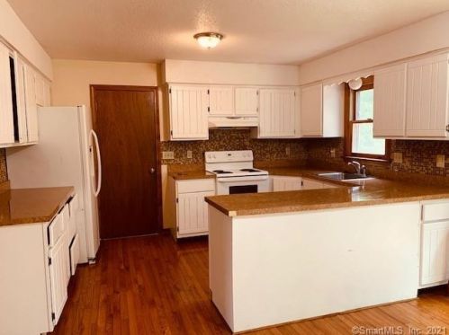 124 Garden Grove Rd, Manchester CT  06040-7028 exterior