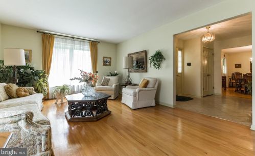 271 Lamplighter Ln, Huntingdon Valley PA 19006-3033 exterior