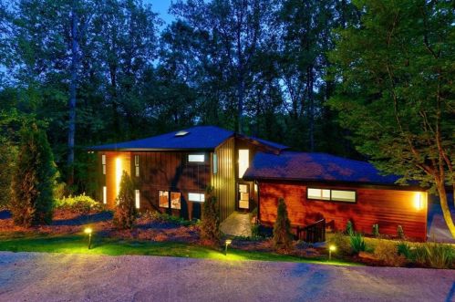 620 Colebrook Ct, Atlanta GA  30327-4710 exterior