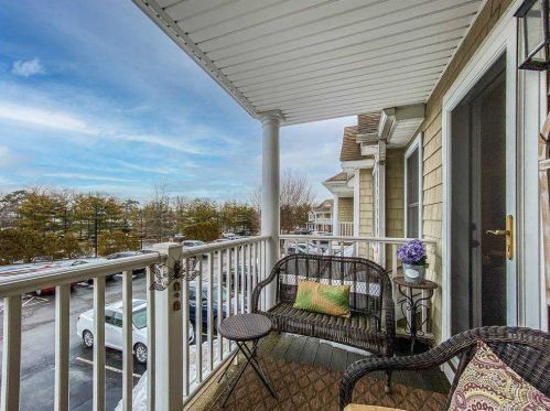 18 Della Dr, Babylon NY 11704-6240 exterior